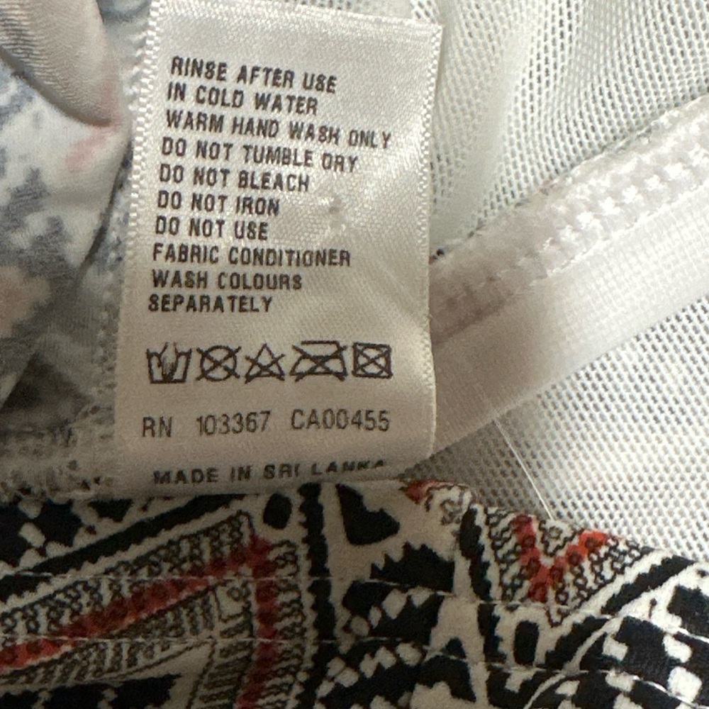 Geometric Patterned Strapless Top - Picture 3 of 4